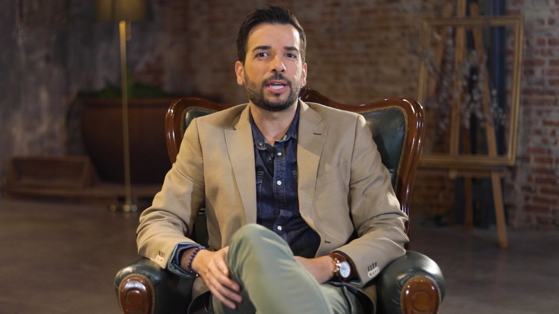 Luis Tobajas — Host