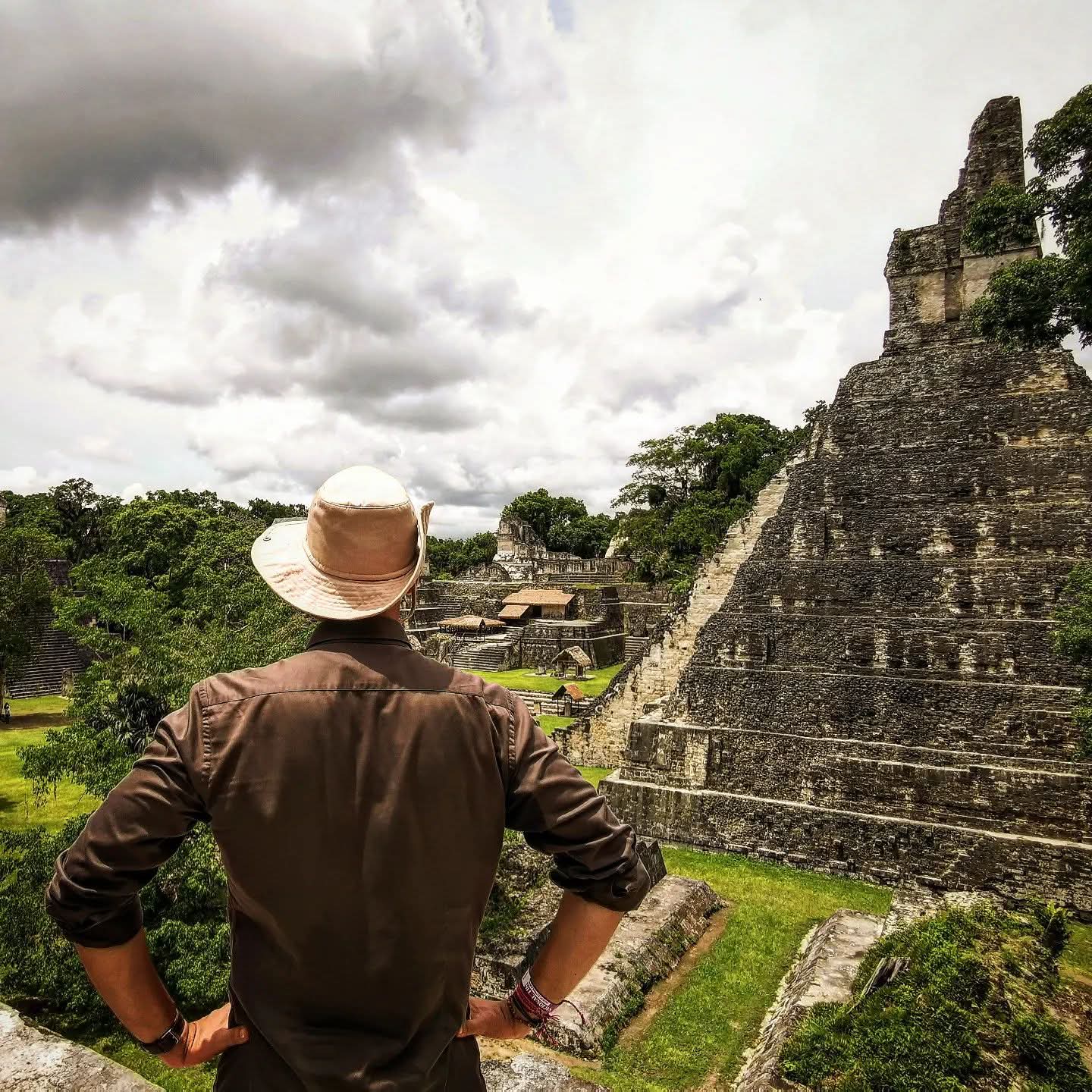 Luis Tobajas en ruinas mayas